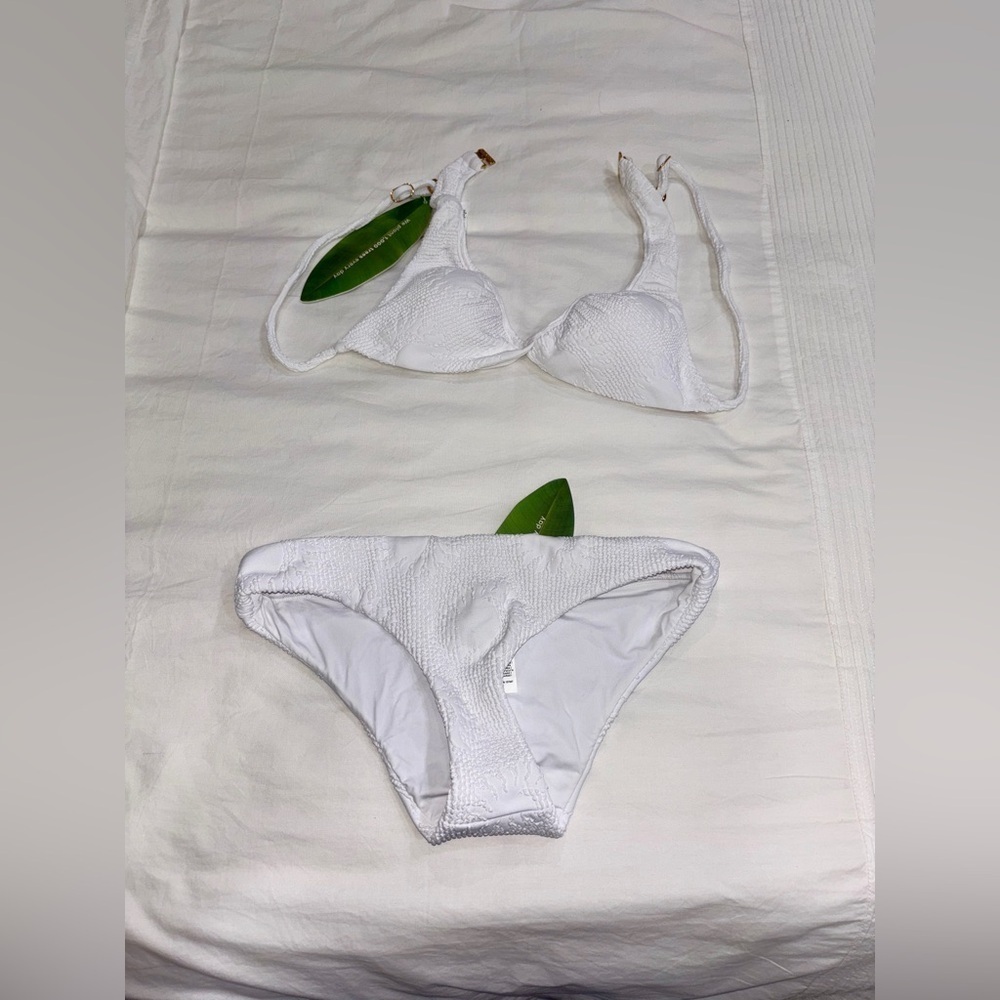 Farm Rio - White Sunny Moon
Triangle Bikini Top and bottom / swim - Picture 5 of 7